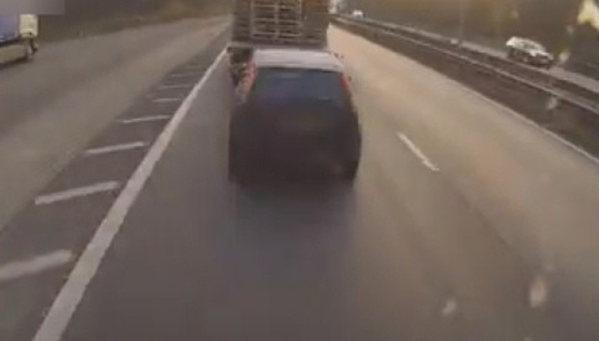 Kamyon hızını alamayınca otomobili sıkıştırdı