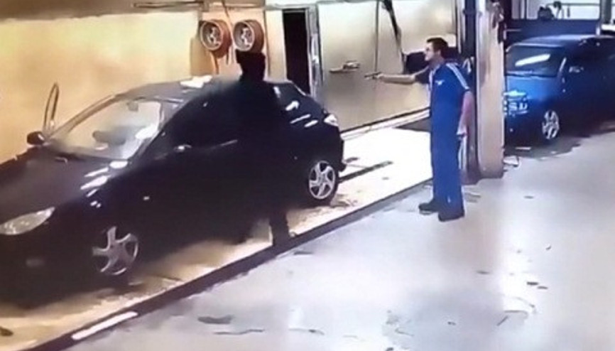 Yakaladığı hırsıza araba yıkatan oto yıkamacı