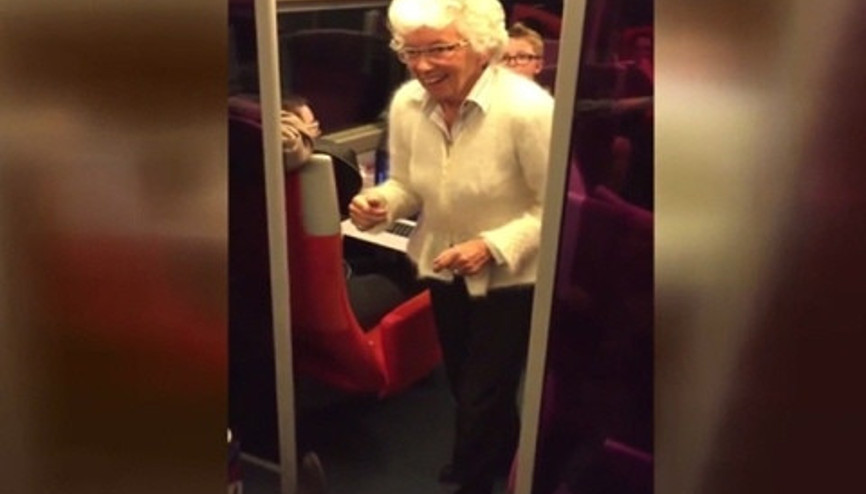 Torununun bekarlığa veda partisinde şov yaptı