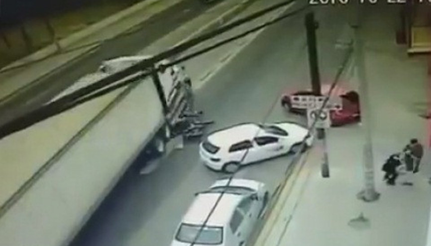 Otomobil sürücüsü motosikleti tırın altına itti