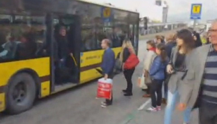 Bursarayda sefer durduran afiş Bursarayda sefer durduran afiş