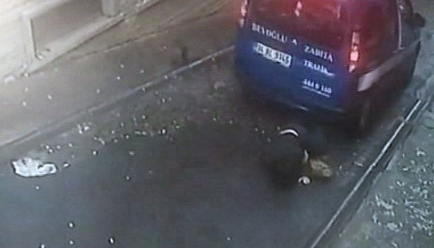 Zabıta aracı geri geri giderken yolda yürüyen bir kadına çarptı