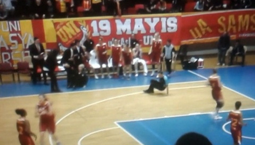 Galatasaray maçında koç ve hakem çarpıştı