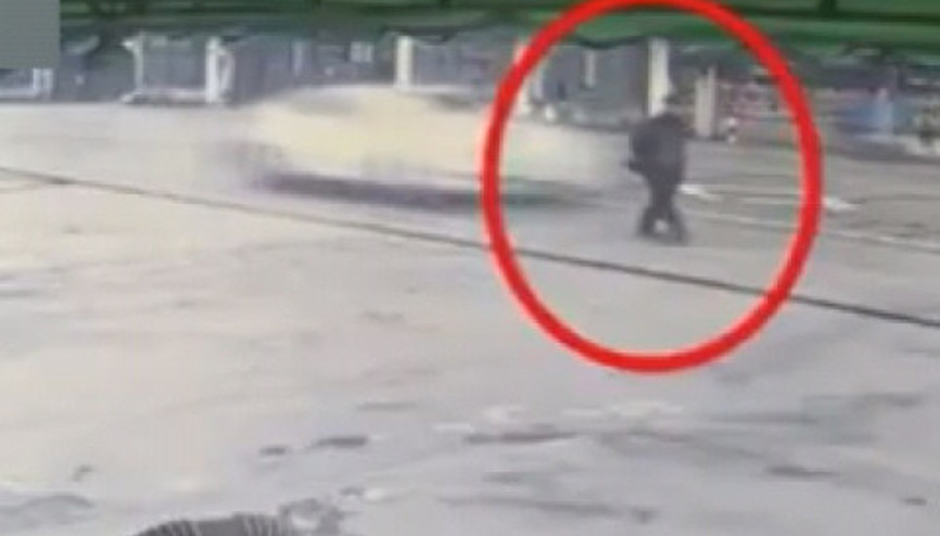 Önce otomobil çarptı sonra direk çarptı