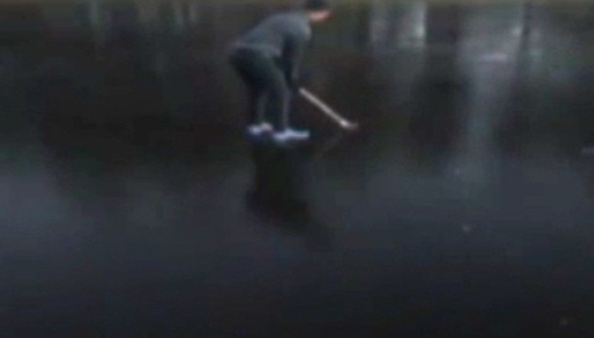 Donmuş gölette golf suda bitti