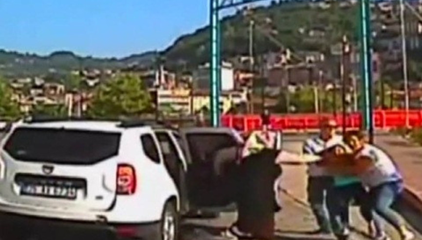 Baba, iki çocuğunu parkta oynarken kaçırdı