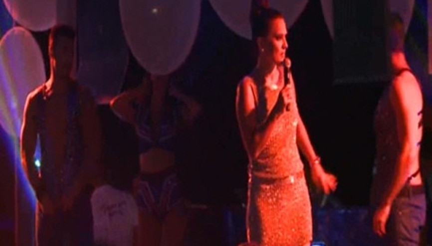 Demet Akalın dansçılarını sahneden kovdu