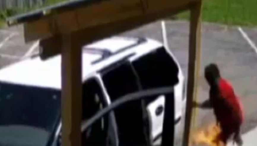 Evi yakmaya çalışırken...