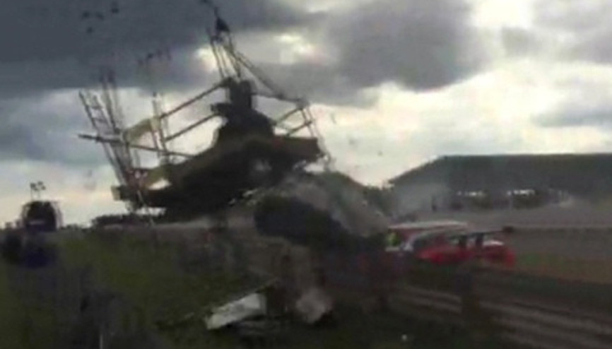 Yarışı görüntüleyen kameraman kulenin altında kaldı Yarışı görüntüleyen kameraman kulenin altında kaldı