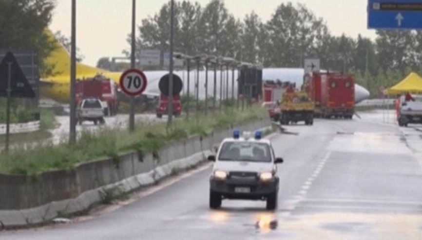 İtalya’da pistten çıkan uçak otoyola girdi