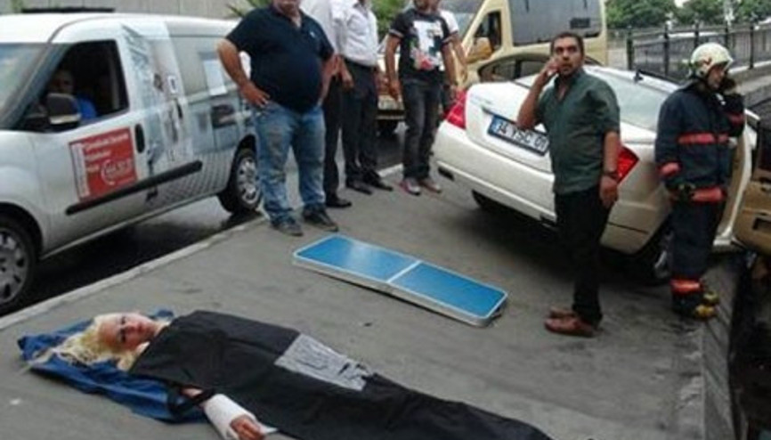 Rus sürücünün otomobili refüje girdi