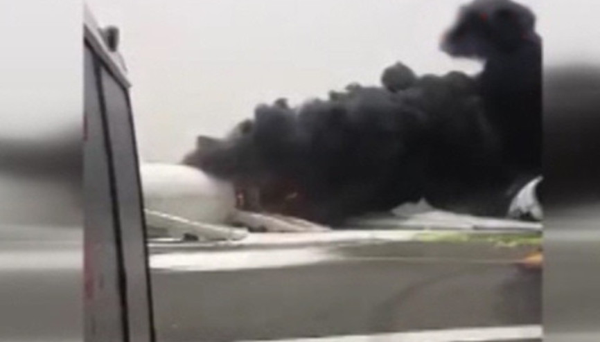 Dubai Havalimanında yolcu uçağı iniş sırasında alev aldı