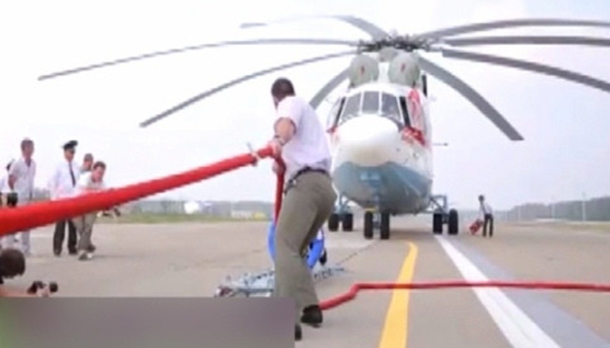 Dünyanın en büyük helikopterini çekerek rekor kırdı Dünyanın en büyük helikopterini çekerek rekor kırdı