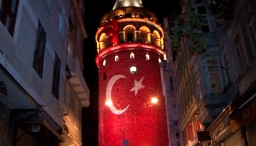 Galata Kulesi Ay Yıldıza büründü