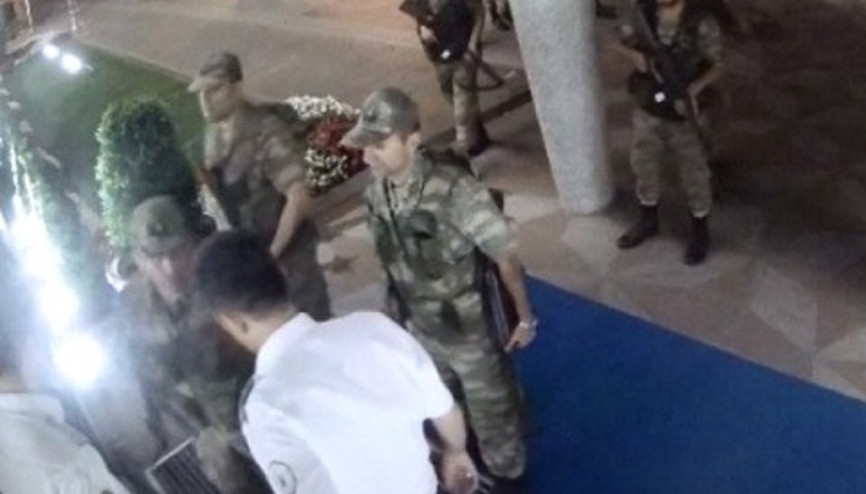 Darbeci askerlerin İBBye girmesi ve gözaltına alınmaları kamerada