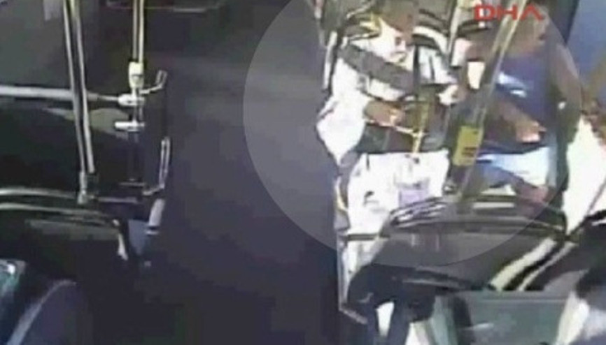 Kalp krizi geçiren yolcu için mücadele otobüs kamerasında