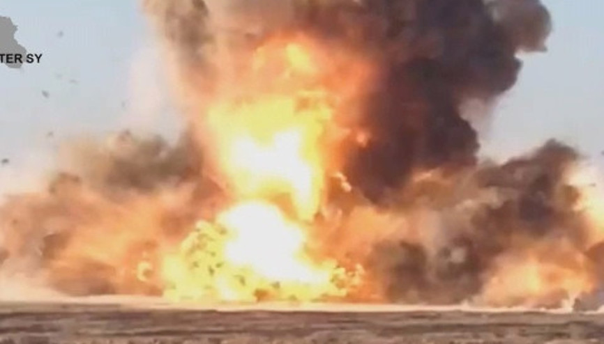 IŞİDin bomba yüklü kamyonu böyle havaya uçuruldu IŞİDin bomba yüklü kamyonu böyle havaya uçuruldu