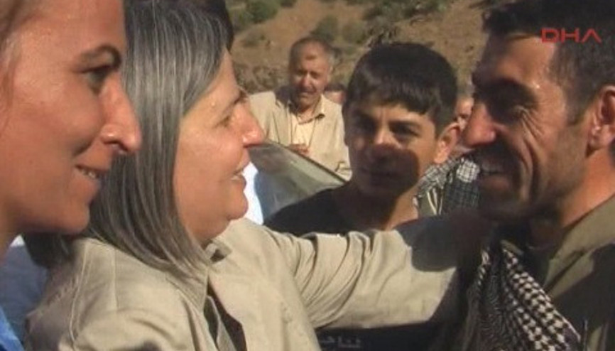 Yol kesip BDPlilerle kucaklaşan PKKlı terörist Menbiçte görüntülendi