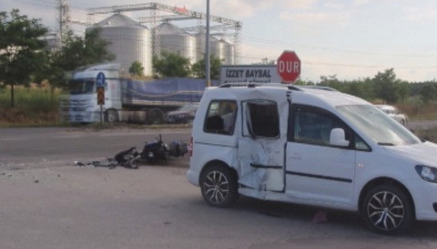 Motosiklet sürücüsü çarptığı aracın kırılan camından içeri girdi