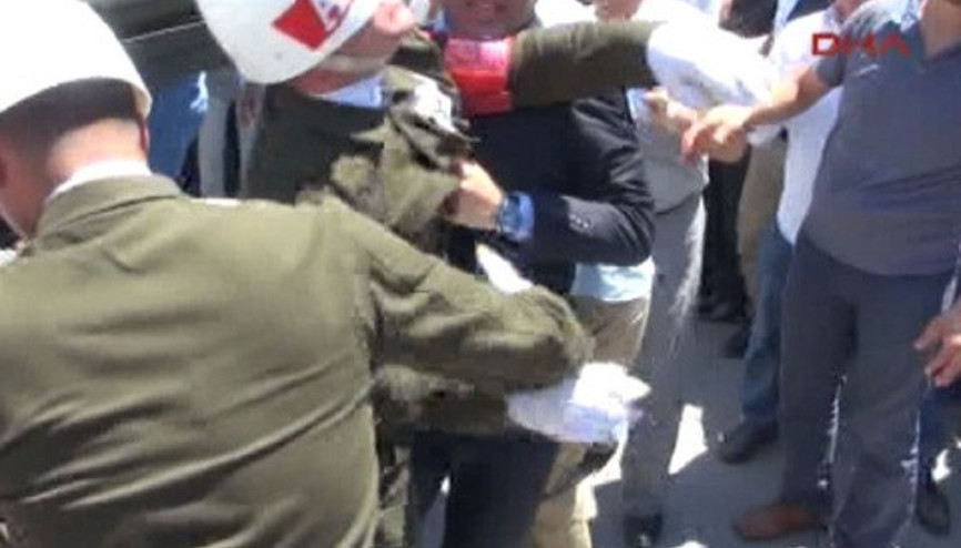 Şehit cenazesinde askerlerden birinin ayağı top arabasının altında kaldı