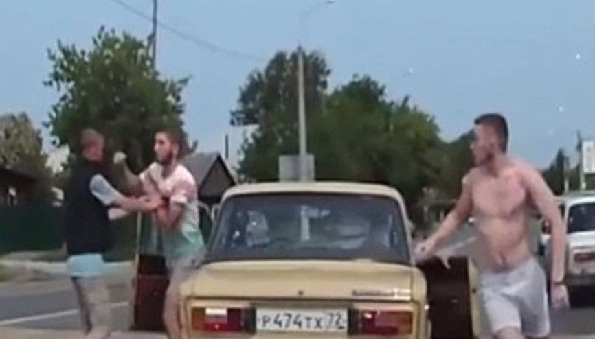 Genç adamı tek yumrukla yere serdi