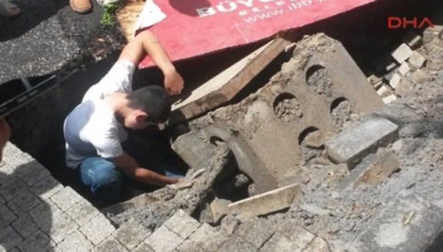 Üsküdarda kaldırım çöktü: 1 kişi yaralandı