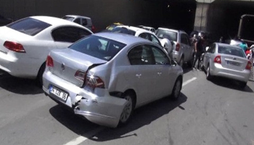 Yola dökülen yağ kazası: 15 araç birbirine girdi, 4 kişi yaralandı Yola dökülen yağ kazası: 15 araç birbirine girdi, 4 kişi yaralandı