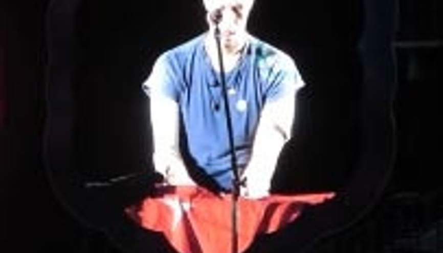 Coldplay sahnede Türk bayrağı astı