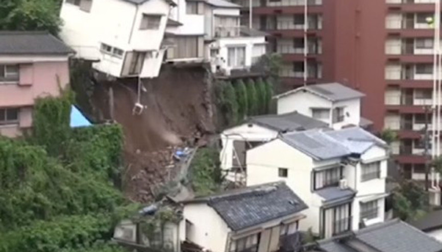 Toprak kayması evi böyle yıktı