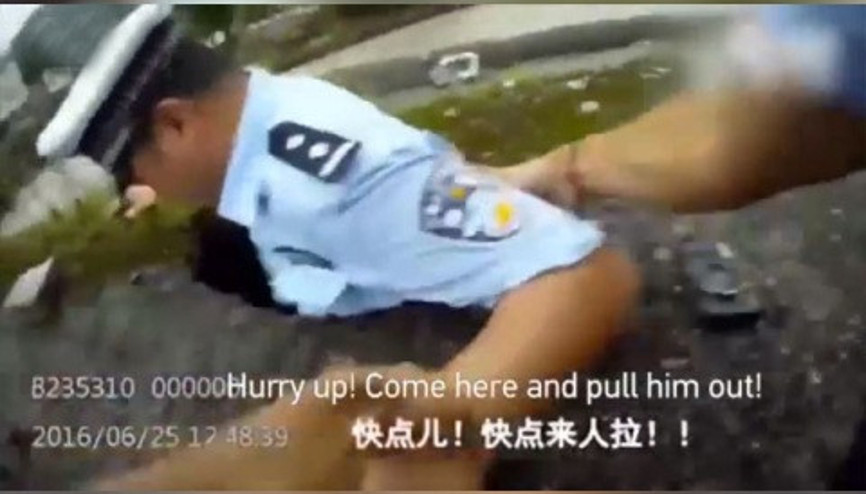 Çukura düşen polisten alkışlanacak hareket