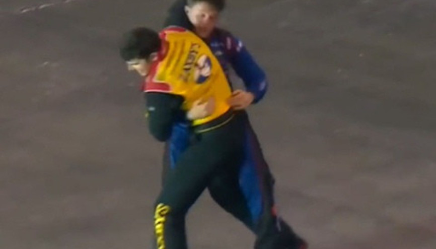 Wes Townley ve Spencer Gallagher NASCAR yarışında kavga etti Wes Townley ve Spencer Gallagher NASCAR yarışında kavga etti