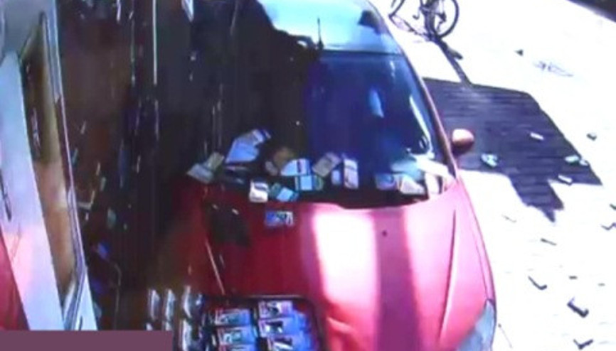 Ters yönde fren yerine gaza basınca işyerine daldı