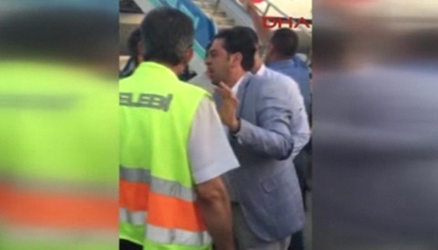 Motoru havada duran uçağın yolcuları apronda görevlilerle tartıştı
