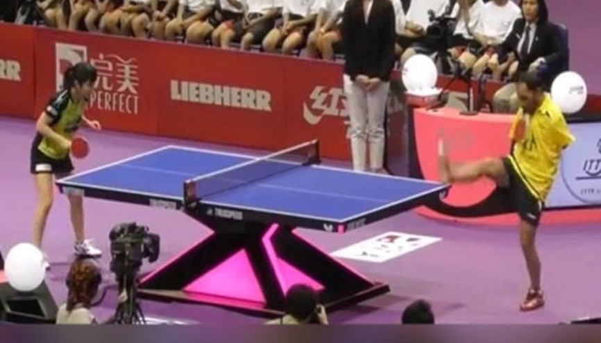 Kolsuz adamdan inanılmaz masa tenisi performansı