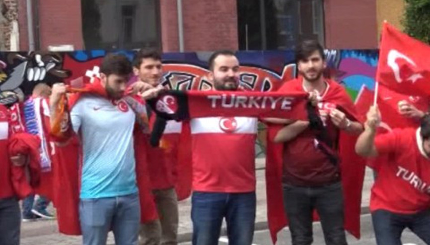 Lens sokakları Kırmızı-Beyaz