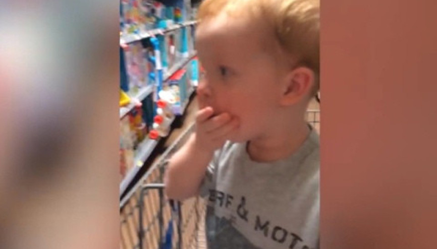 Gördüğü oyuncaklar karşısında şaşkına döndü