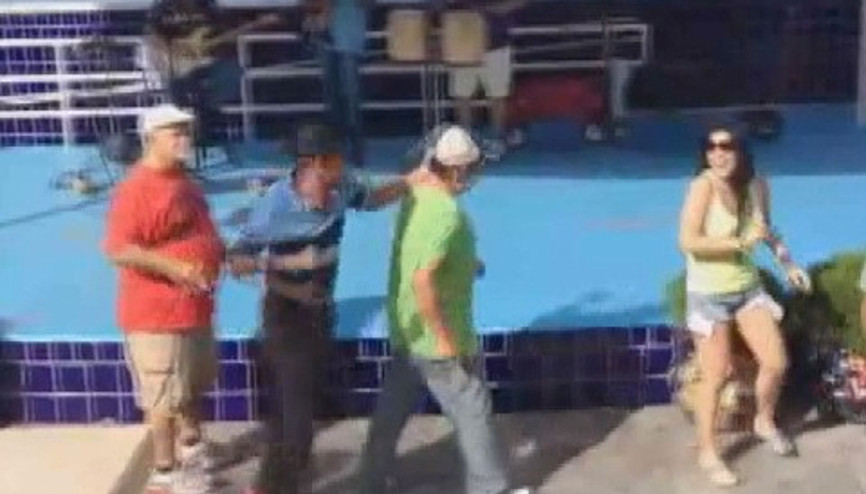 Dansçı kızla dans etmek için kavga eden adamlar Dansçı kızla dans etmek için kavga eden adamlar