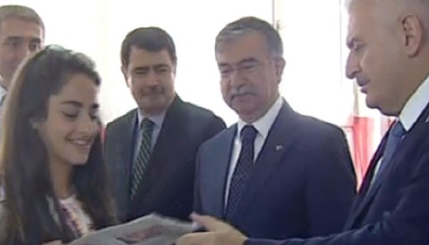 Başbakan Yıldırım mezun olduğu okulda karne dağıttı