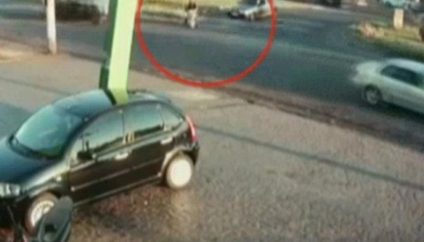 Motosikletli şahıs kamyonun altında kaldı