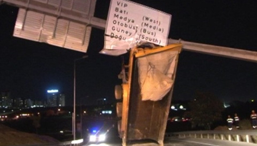 Kamyonun kasası asılı kaldı, sürücü olay yerinden kupayla kaçtı