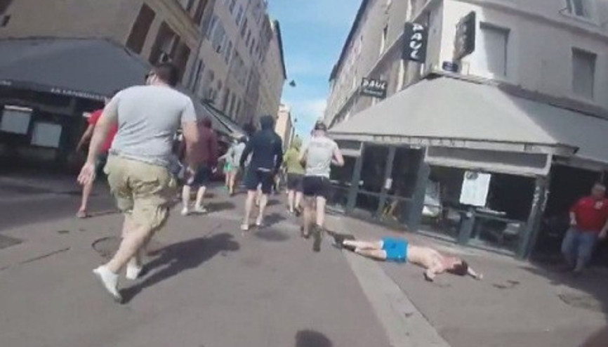 Rus holiganlar şiddeti şova çevirdi