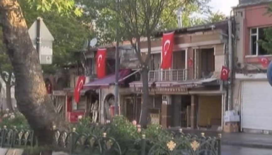 Veznecilerde iş yerlerine Türk bayrakları asıldı