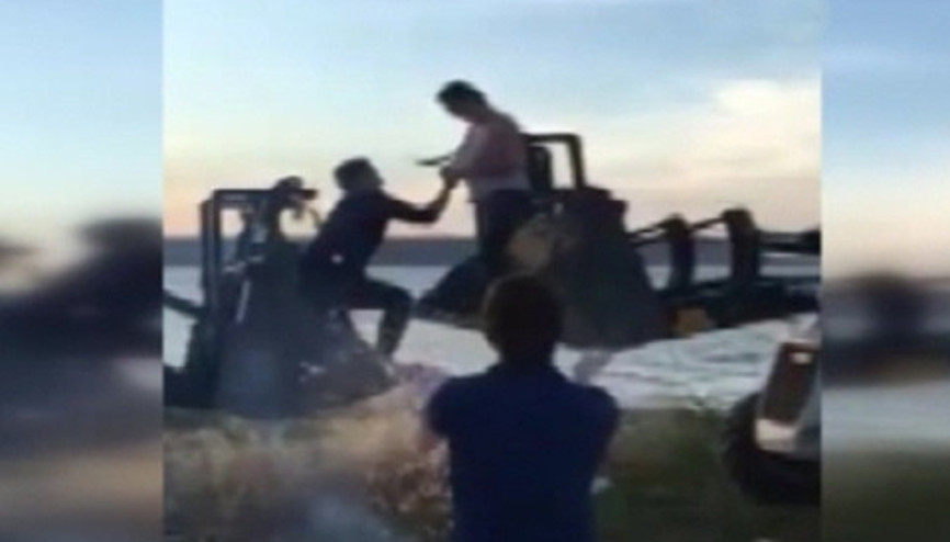 Kepçe operatörünün evlilik teklifi böyle olur Kepçe operatörünün evlilik teklifi böyle olur