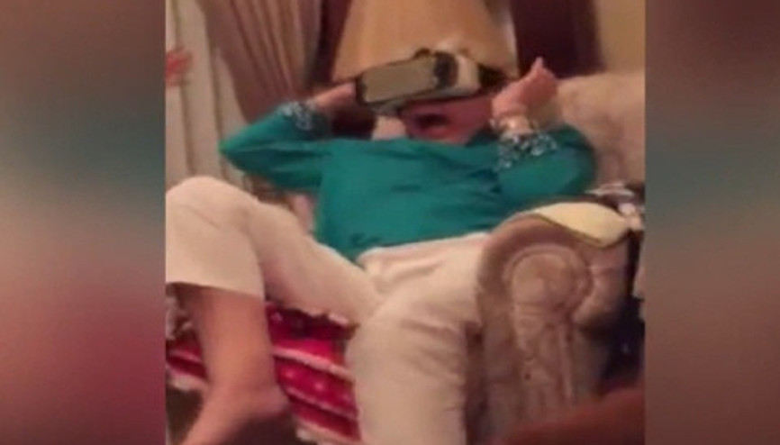 Sanal gerçeklik gözlüğüyle kendinden geçen nine