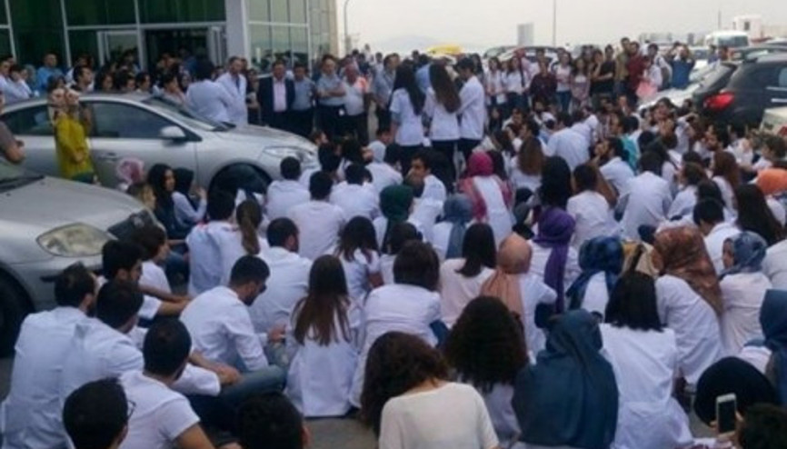 Diş hekimliği öğrencileri Marmara Üniversitesini protesto etti