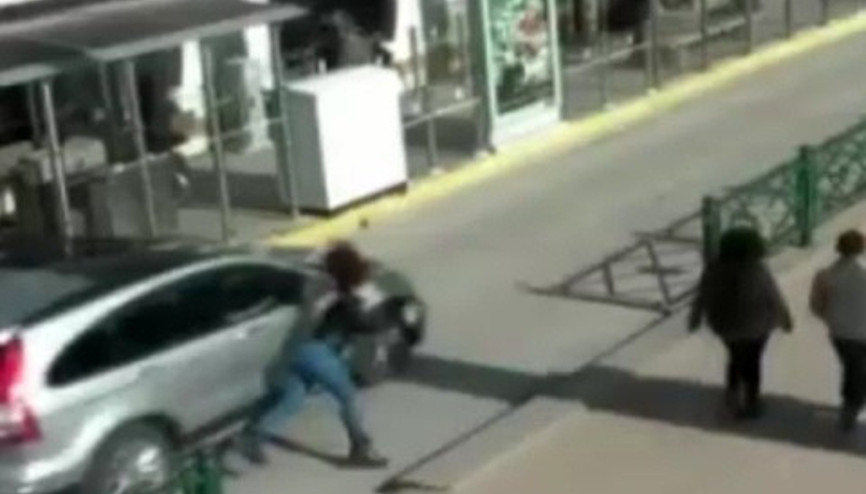 Arkadaşıyla vedalaştı saniyeler sonra otomobilin altında kaldı