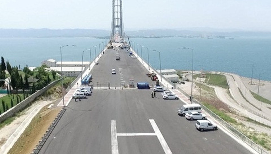 Osman gazi Köprüsündeki ilk asfaltlama ve ilk bayrak