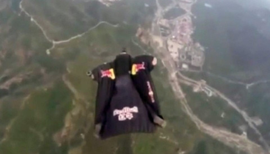 Uçan adam Jeb Corliss Çin Seddinden üzerinden uçtu
