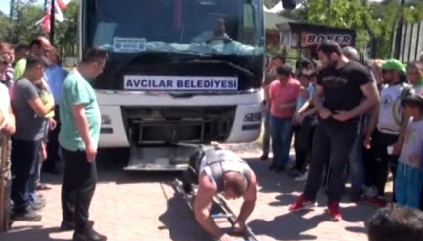 21 tonluk otobüsü tek başına çekti