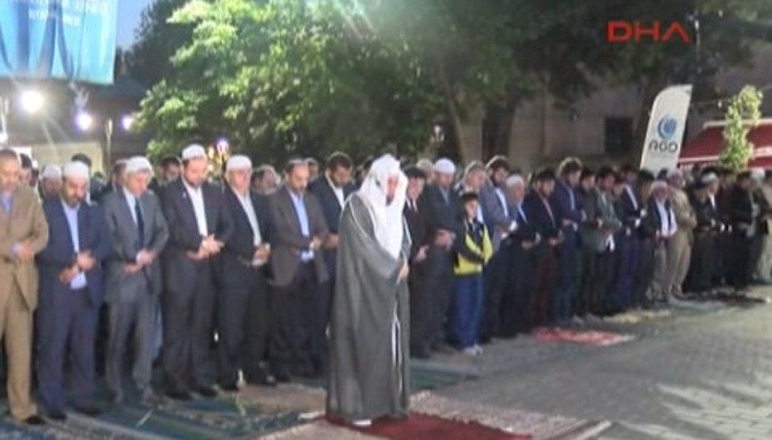 Ayasofya önünde fetih namazı